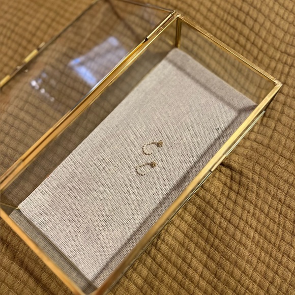 Catbird baby pearl hoop earrings (pair), 14k yellow gold - Picture 5 of 5